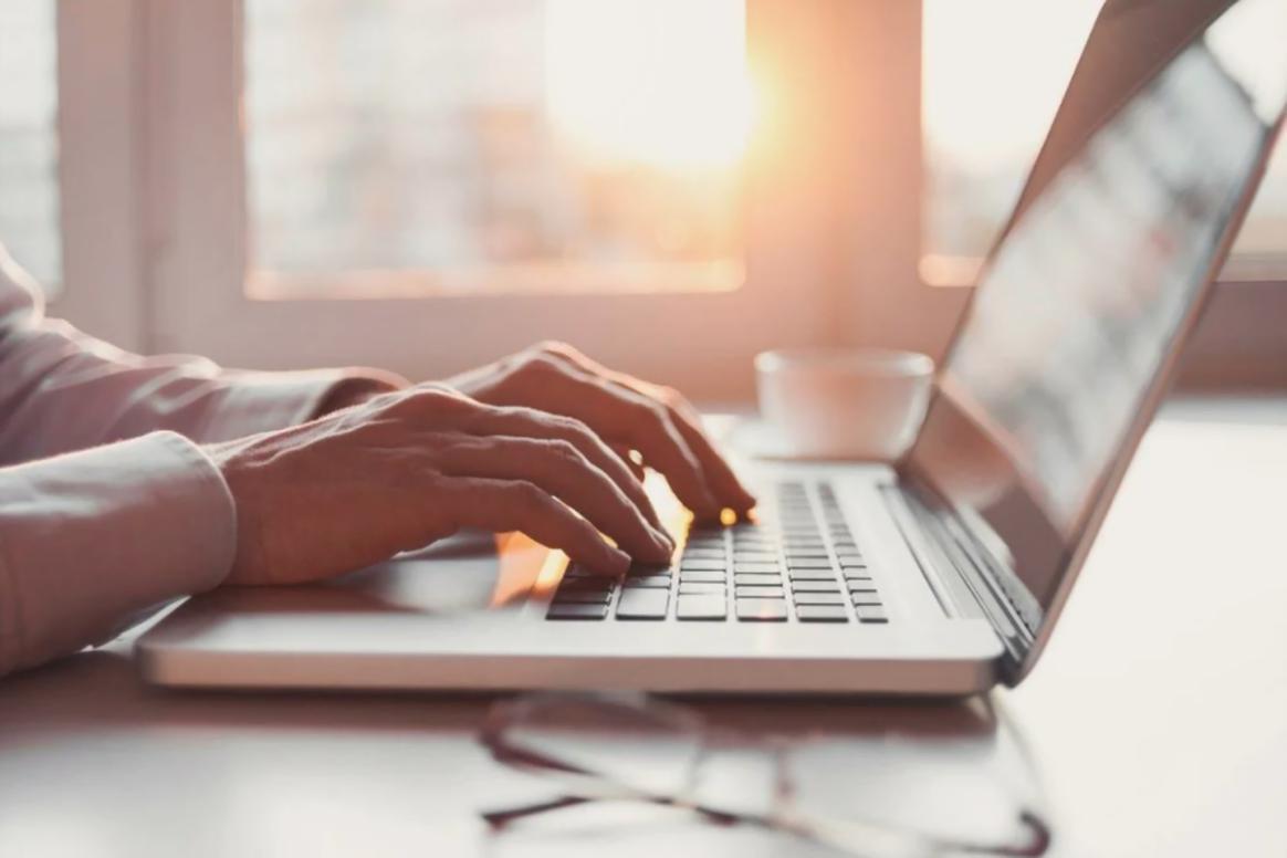 Propietaria de agencia creativa analizando estructura de costes