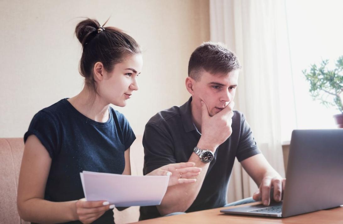 Equipo de distribuidora alimentaria revisando proyecciones financieras