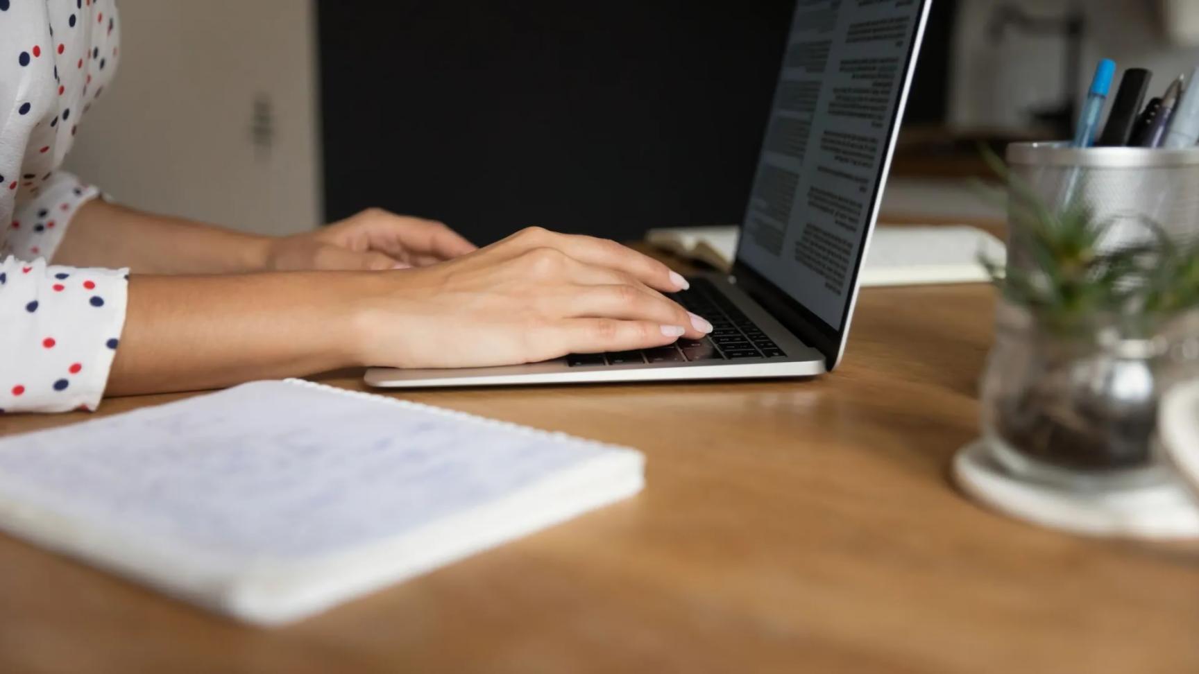 Análisis de datos financieros en pantalla mostrando gráficos y tendencias empresariales