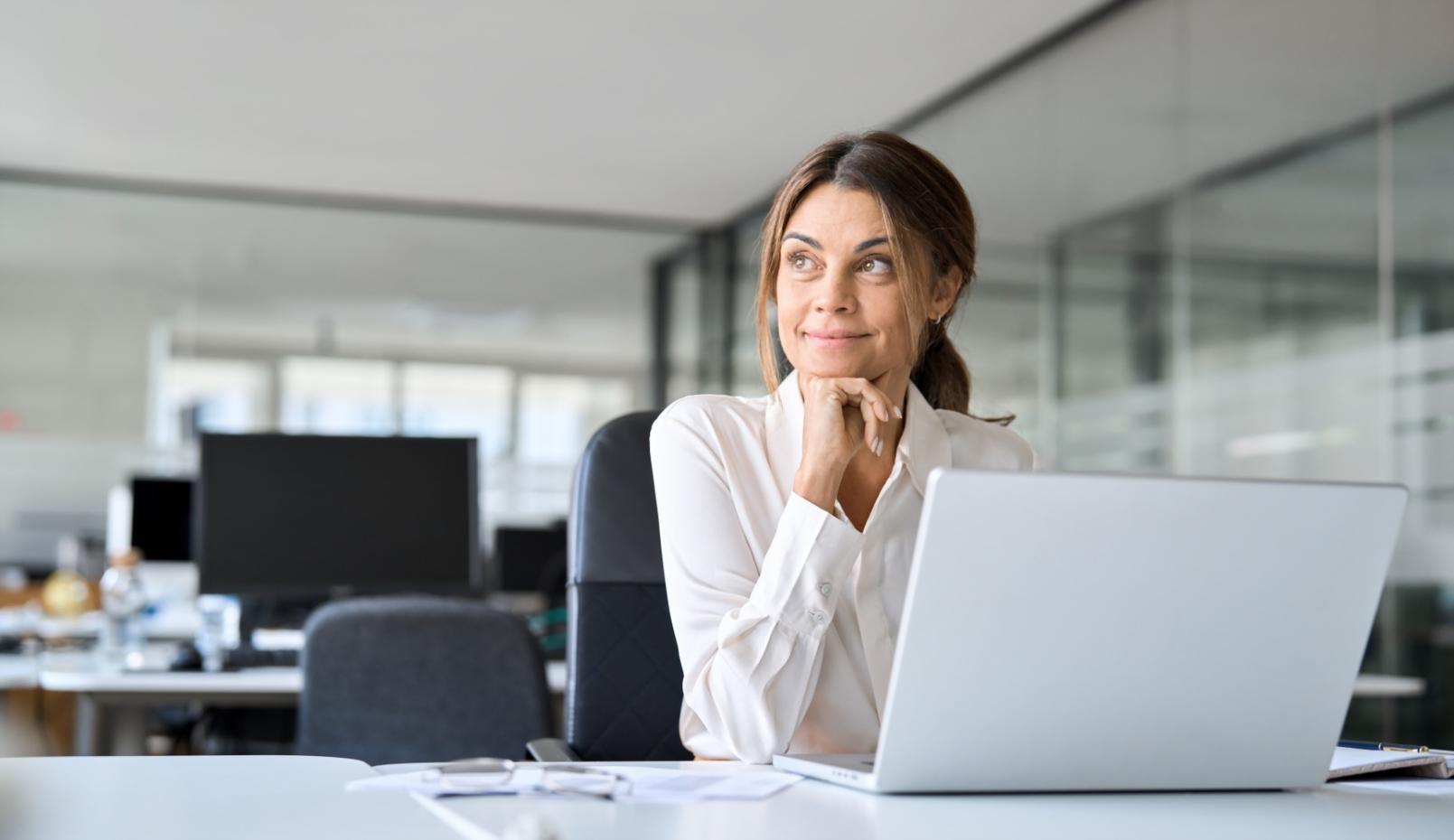 Equipo revisando estrategia financiera basada en análisis estadístico de negocio